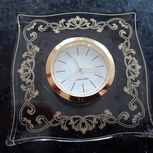 EXQUISITE Noritake Quartz Desk Clock in 4" Lucite Holder. - Picture 5 of 5